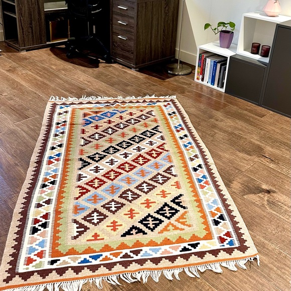 Beautiful Hand-made Gelim - Picture 2 of 3